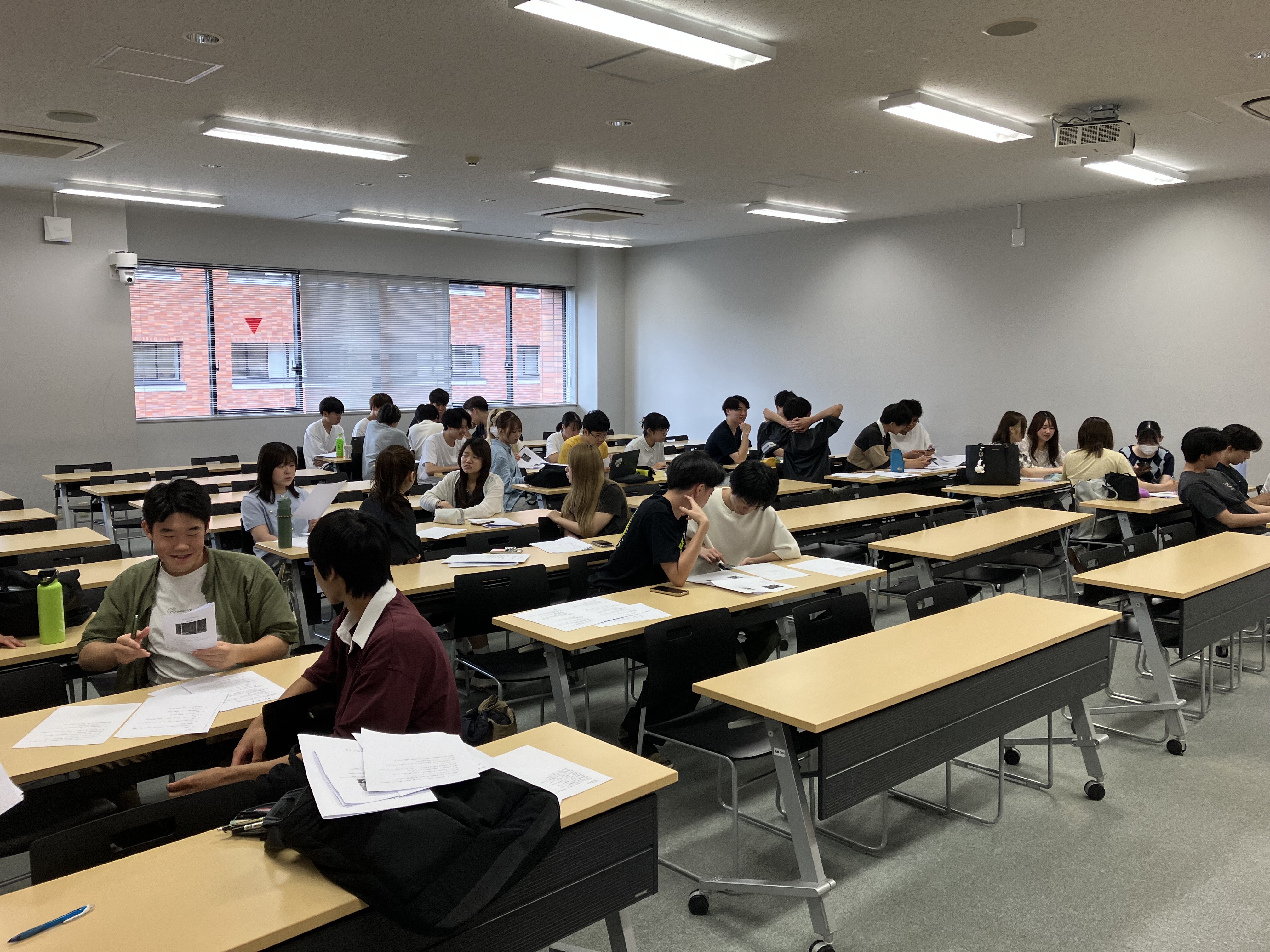 学生たちが、グループごとに教室で話し合う様子