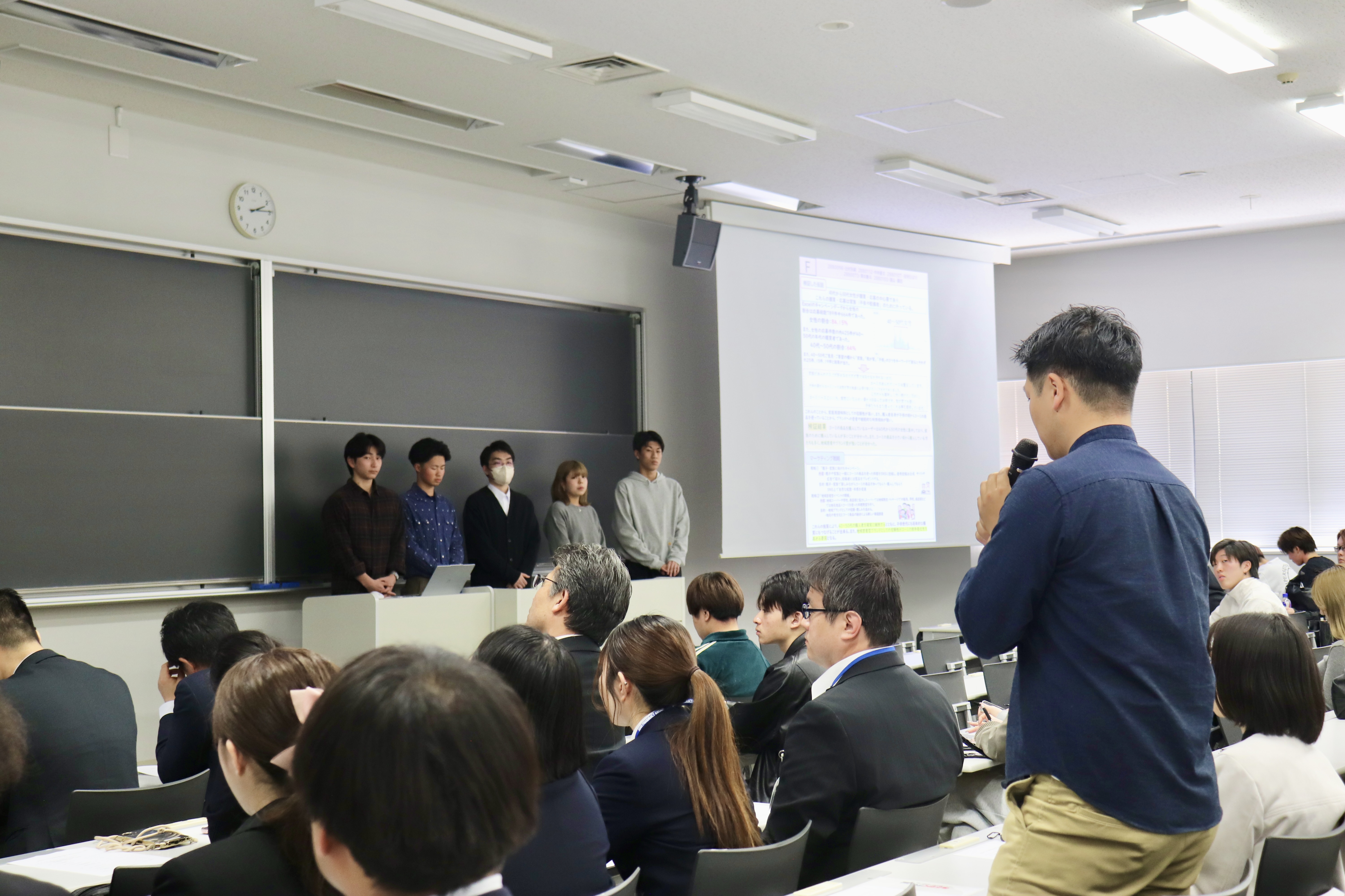 コーミ株式会社担当者様から発表の講評を受けるマーケティング分野チーム