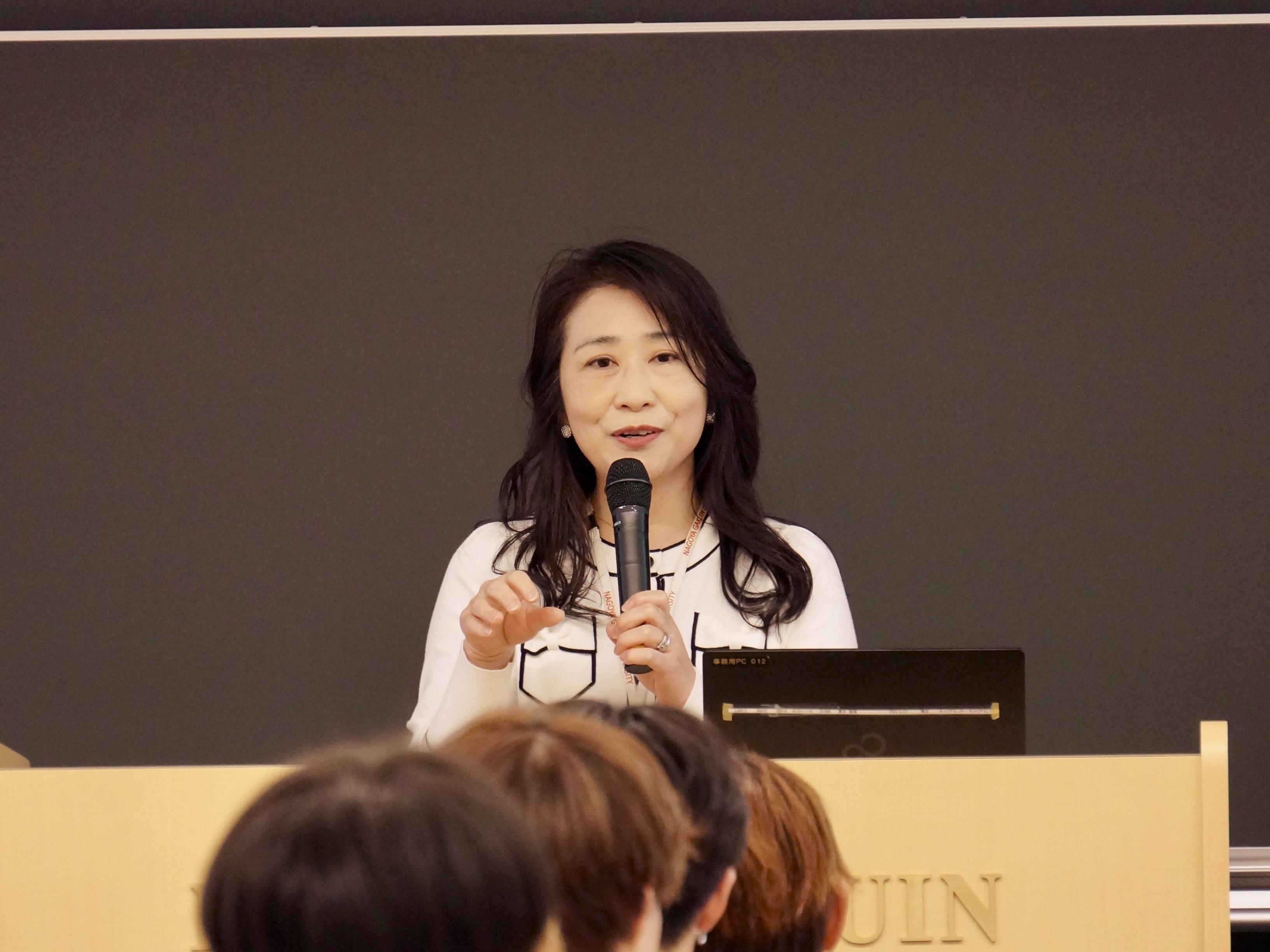 冒頭に今回の説明会の趣旨を説明する杉浦学部長