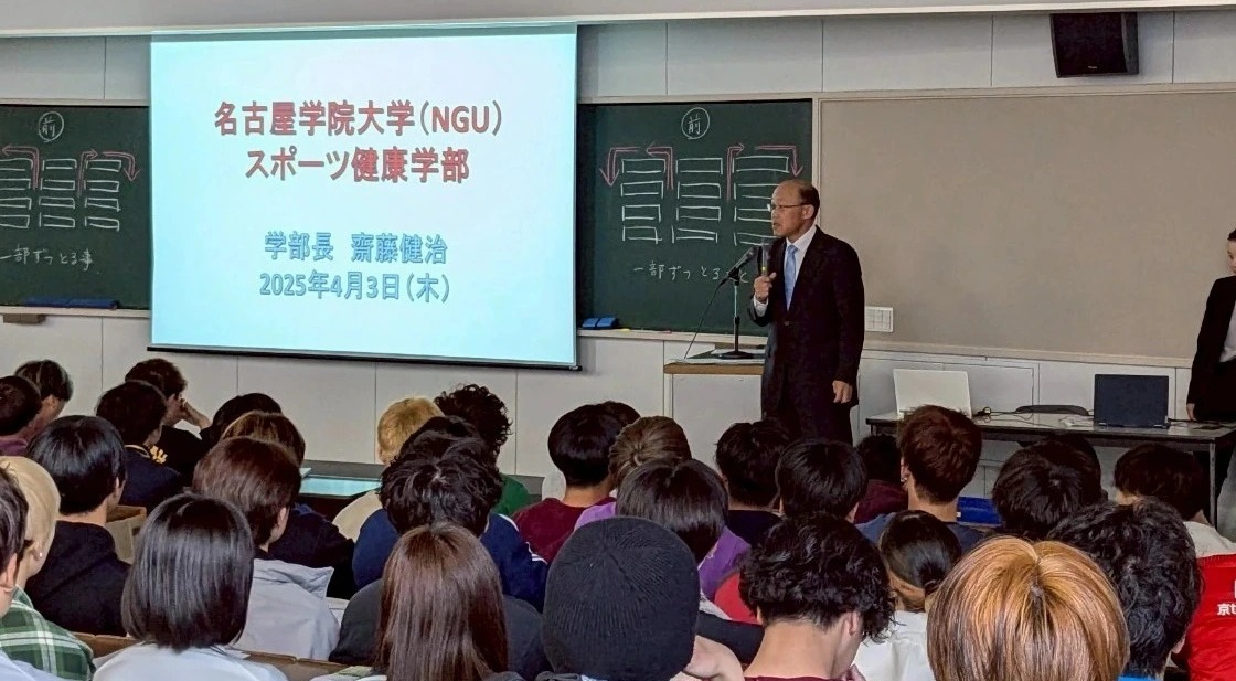 齋藤学部長がお話しする様子