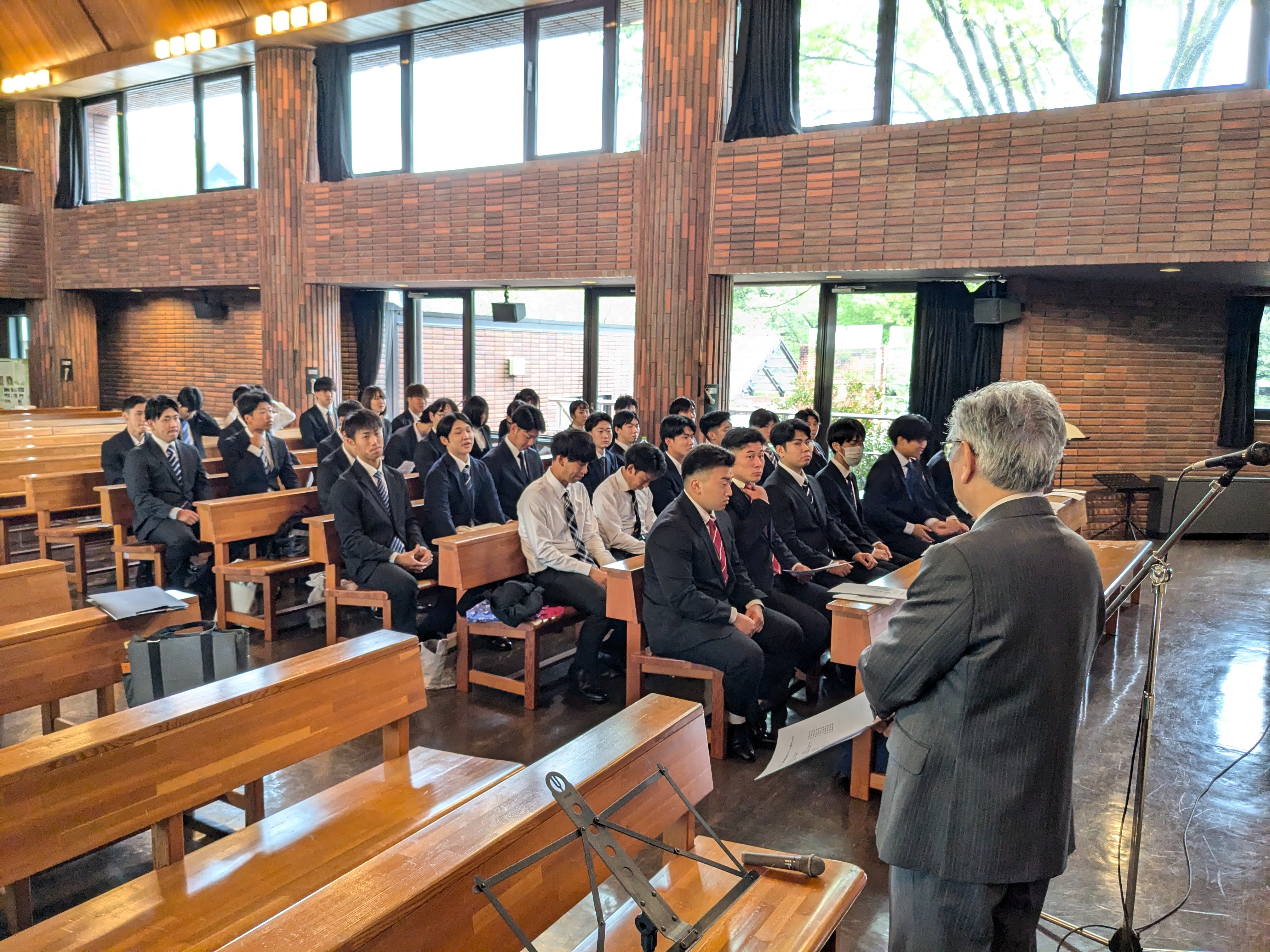 瀬戸キャンパスチャペルで、谷口先生がお話ししている