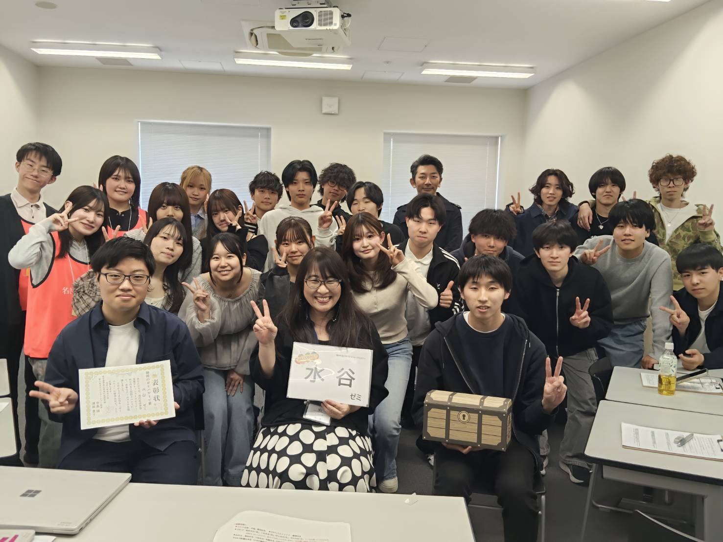 シール集めイベントの記念撮影(水谷ゼミ)
