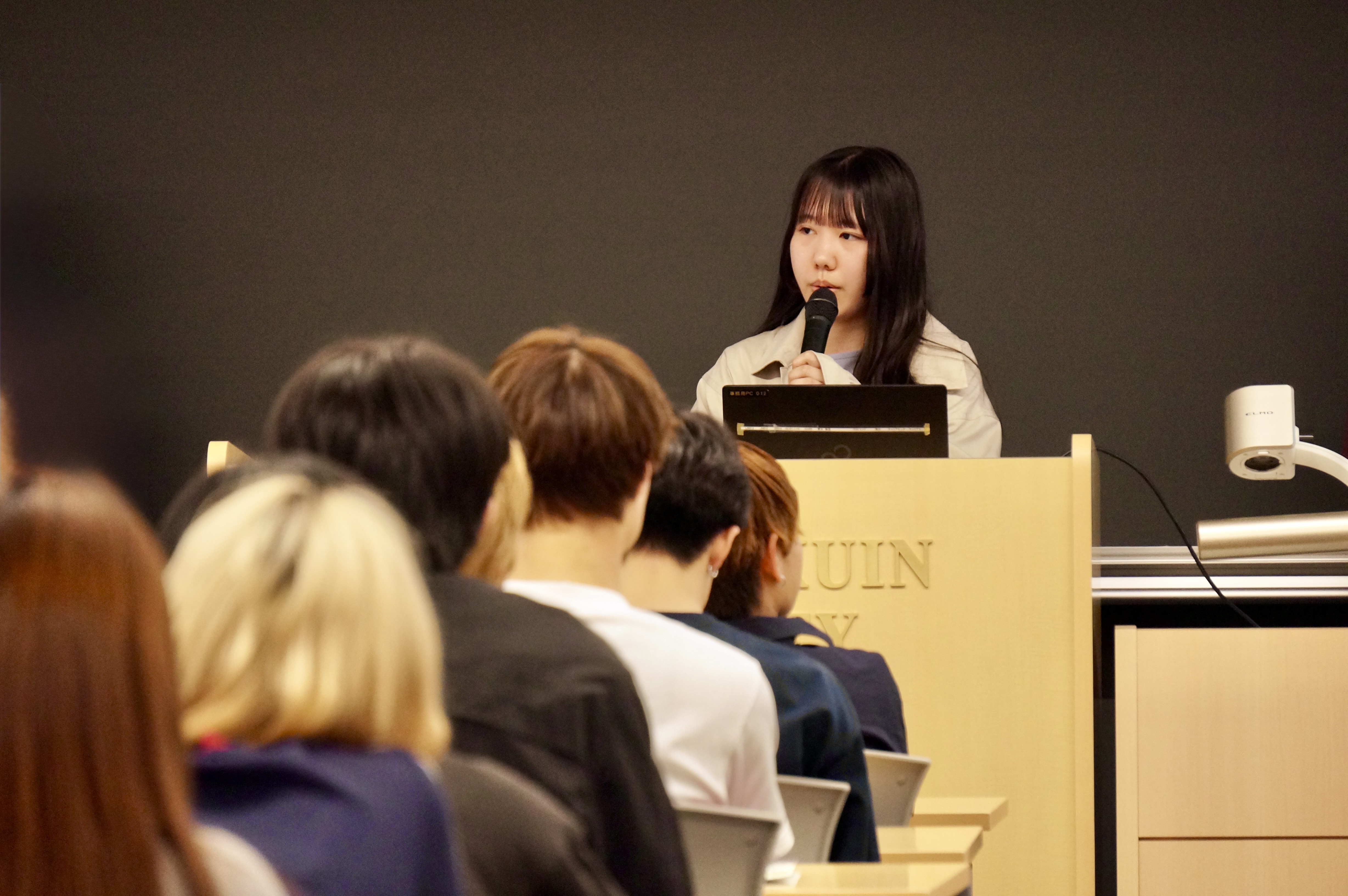 大学生消防団について説明する学生