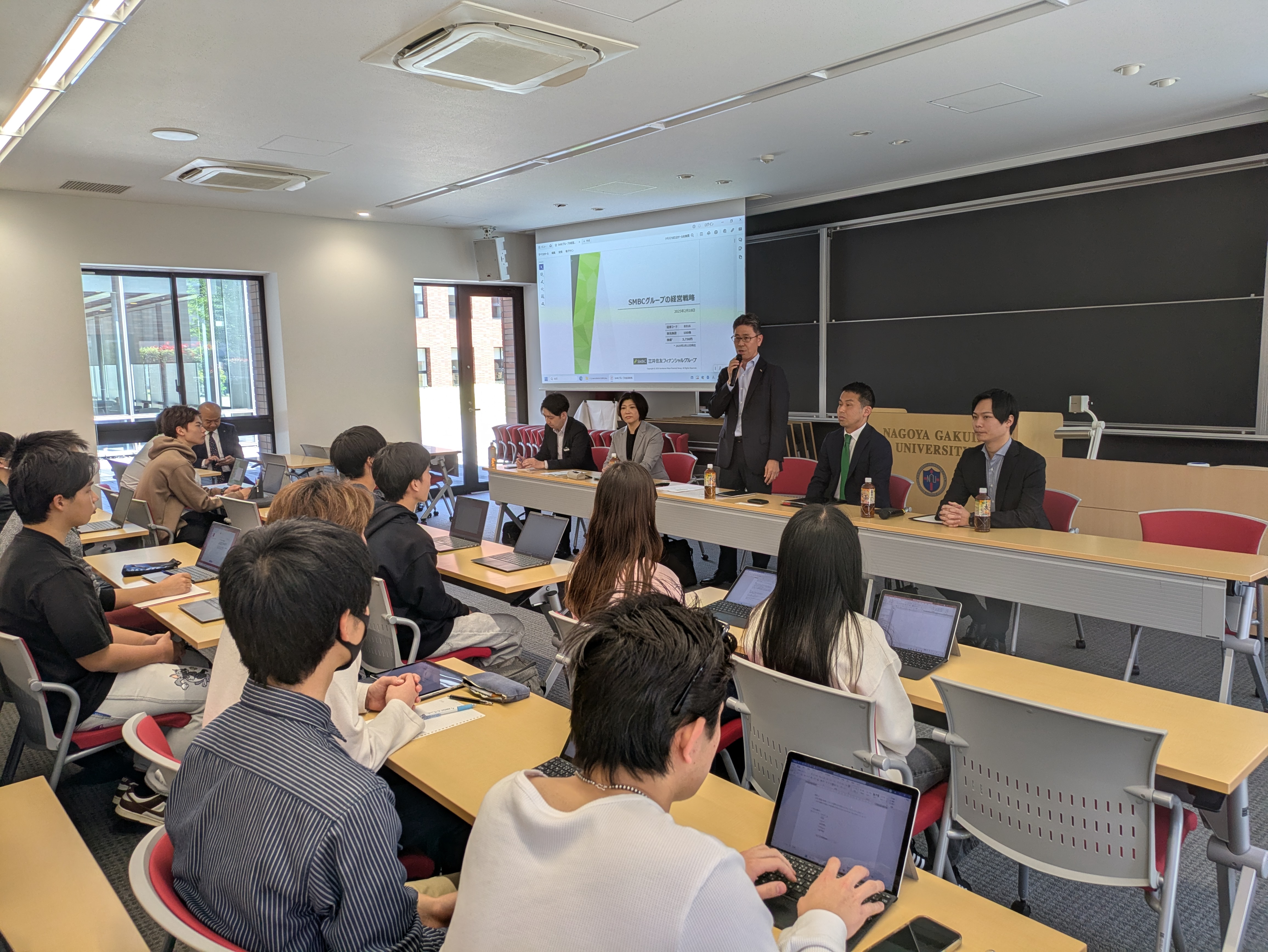 メアリーホールで、三井住友銀行の担当者が履修学生たちに向けて説明している様子①