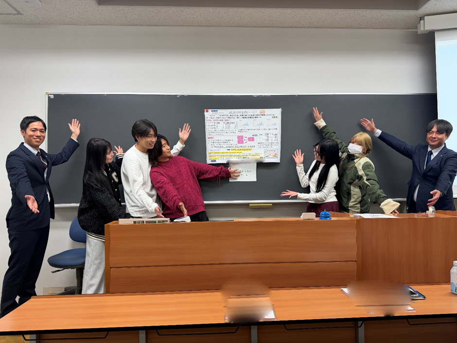 学生が選ぶプレゼン賞 チーム「オレについてこい!」と、JAひまわり担当者との集合写真