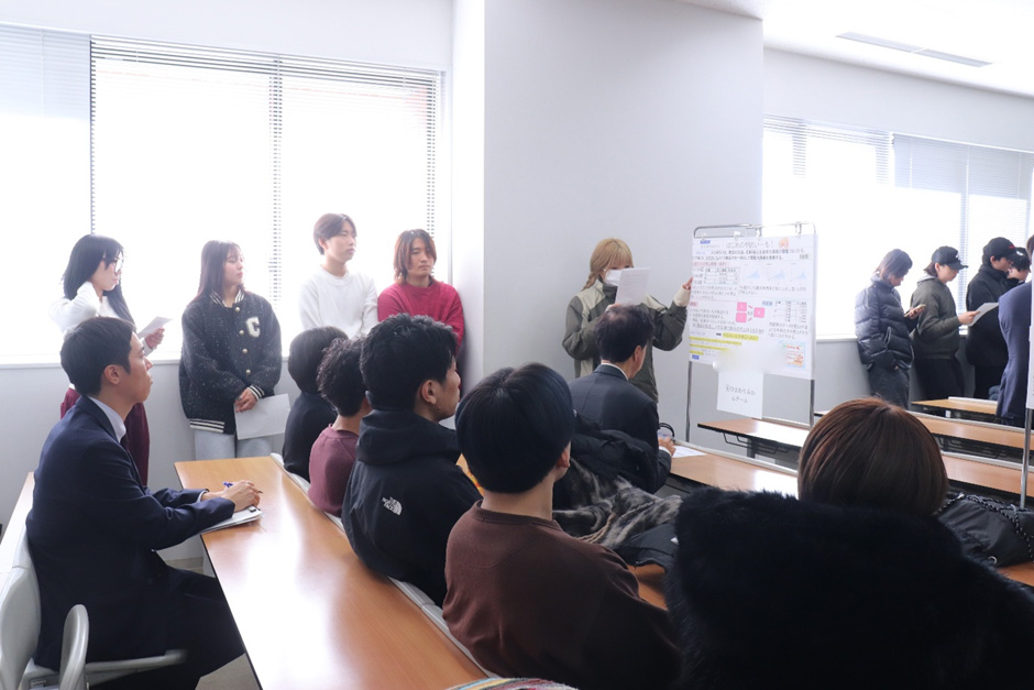 ポスター発表の審査の様子