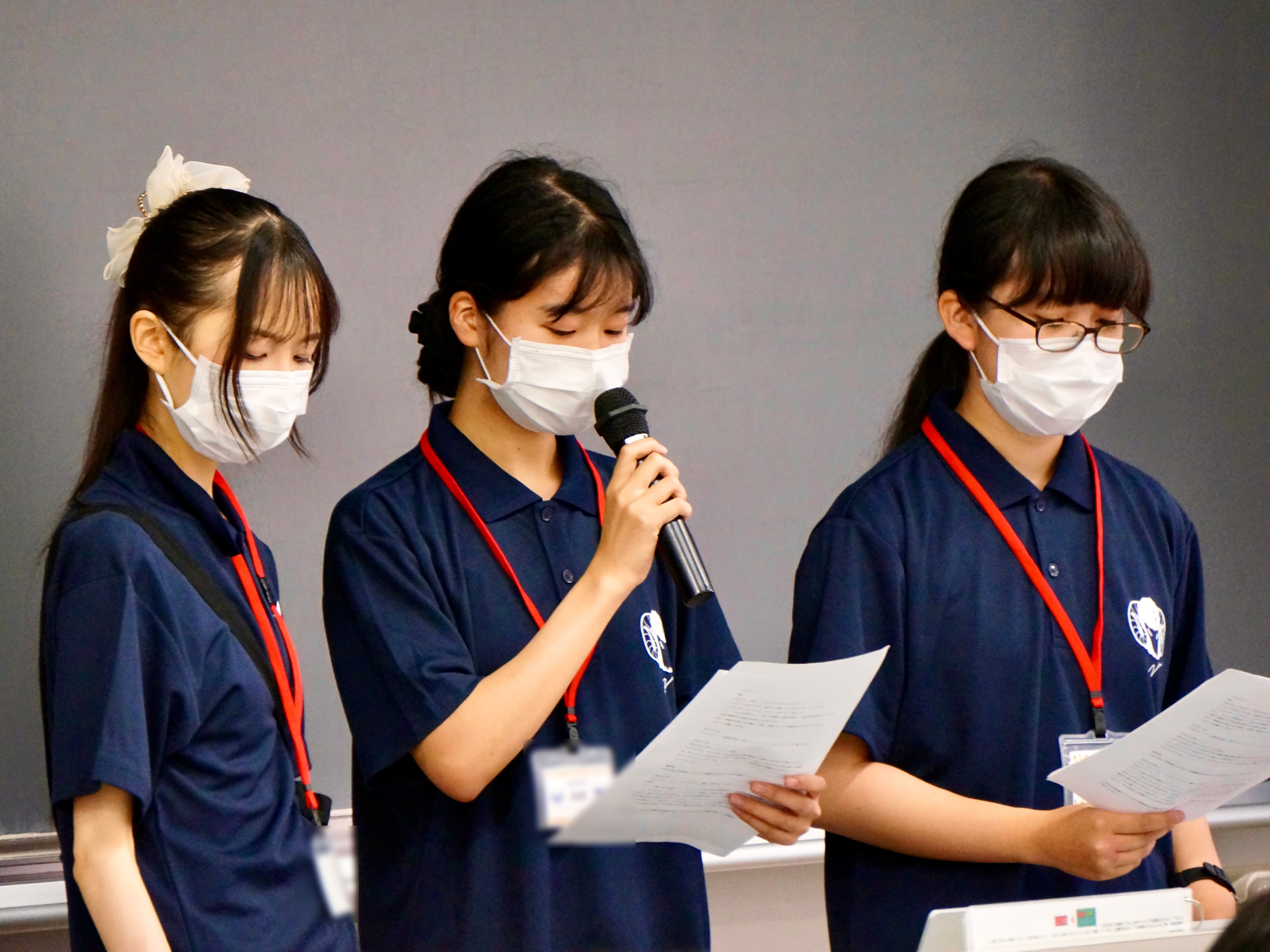 経営学部の学生が説明する様子1