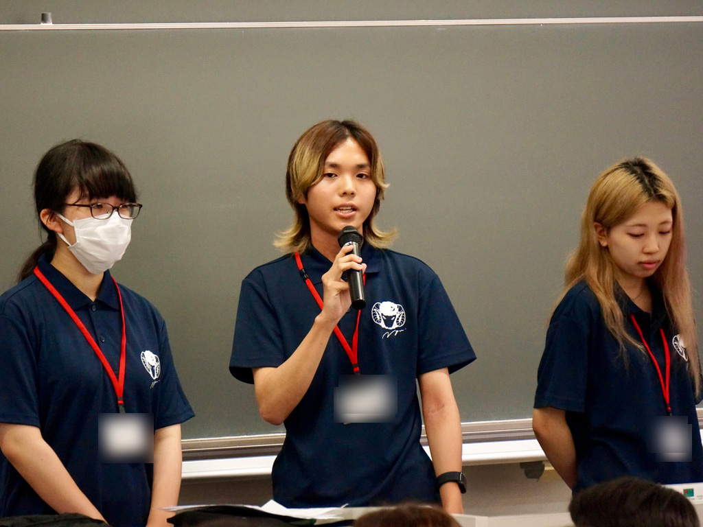経営学部の学生が説明する様子2