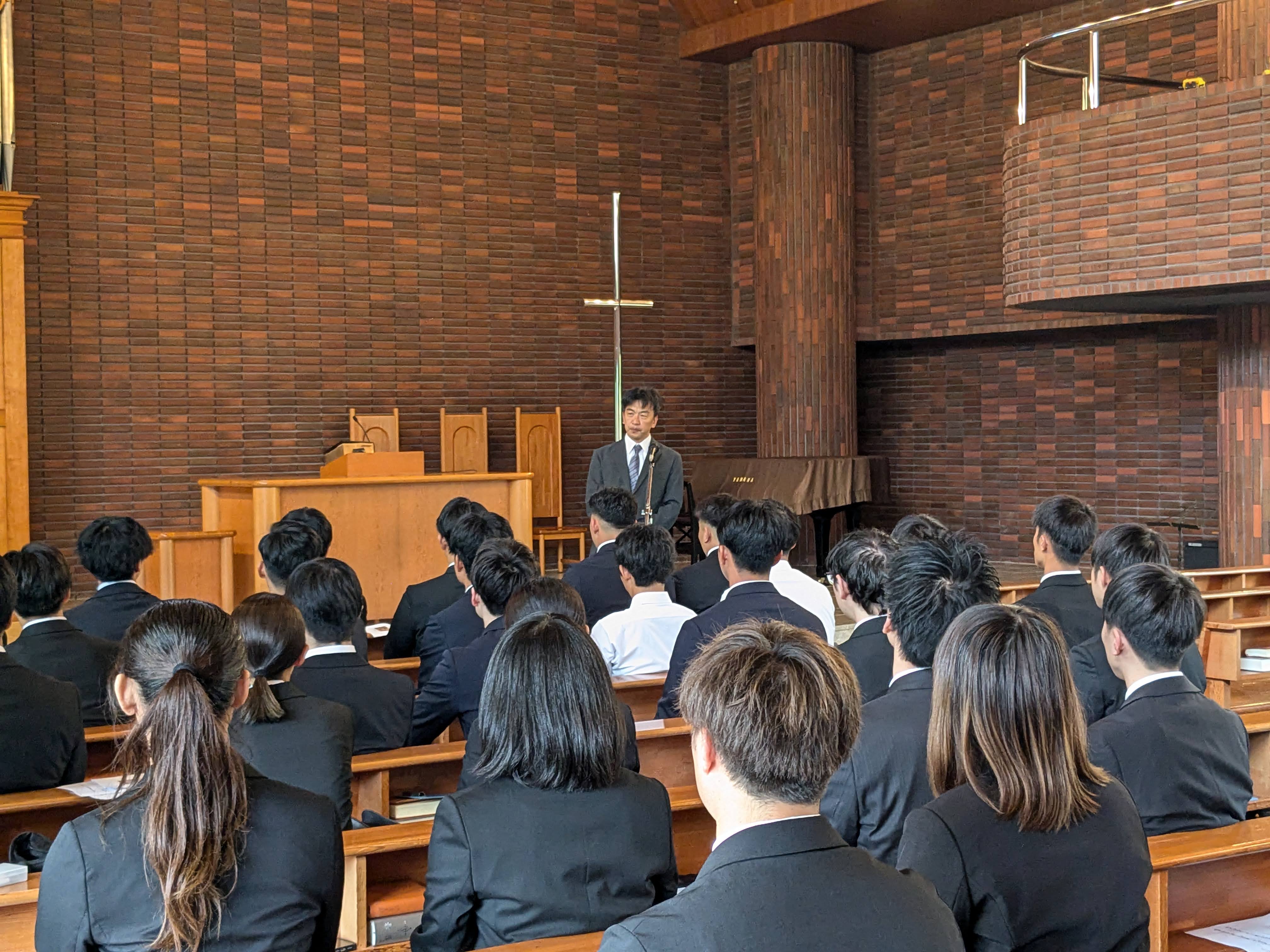祝福式の最後に、教職センター長の坂井先生がお話しする様子。