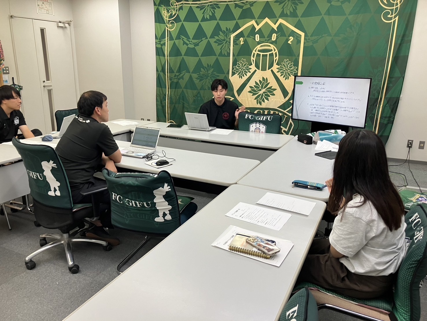 FC岐阜でインターン生がプレゼンしている様子①