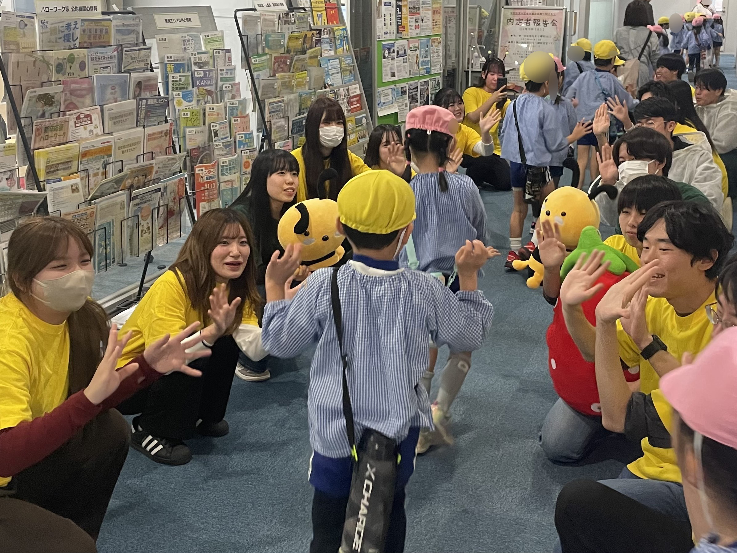 こどもたちを見送る学生たち