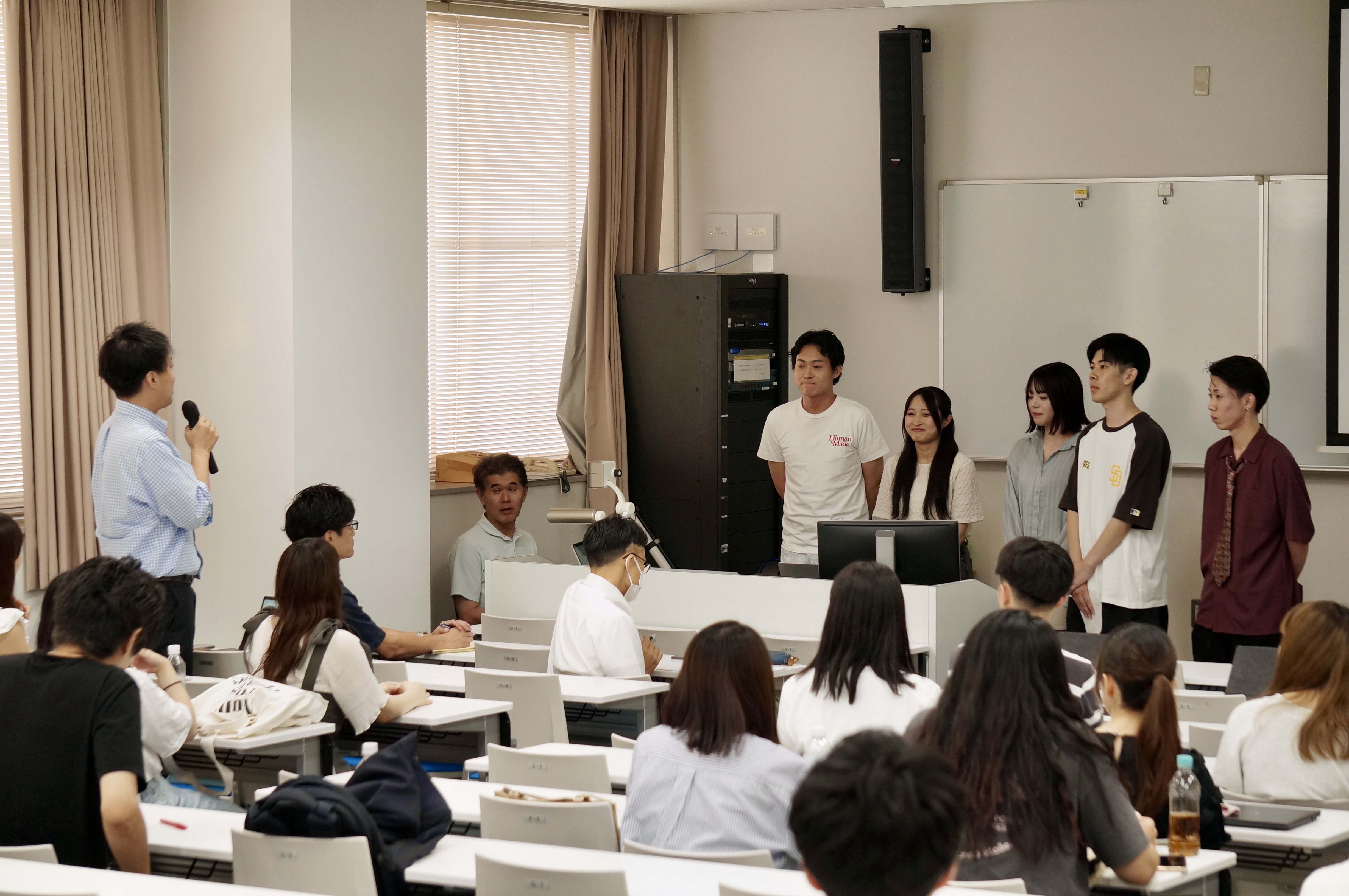 メンターからの講評を聞く学生たち
