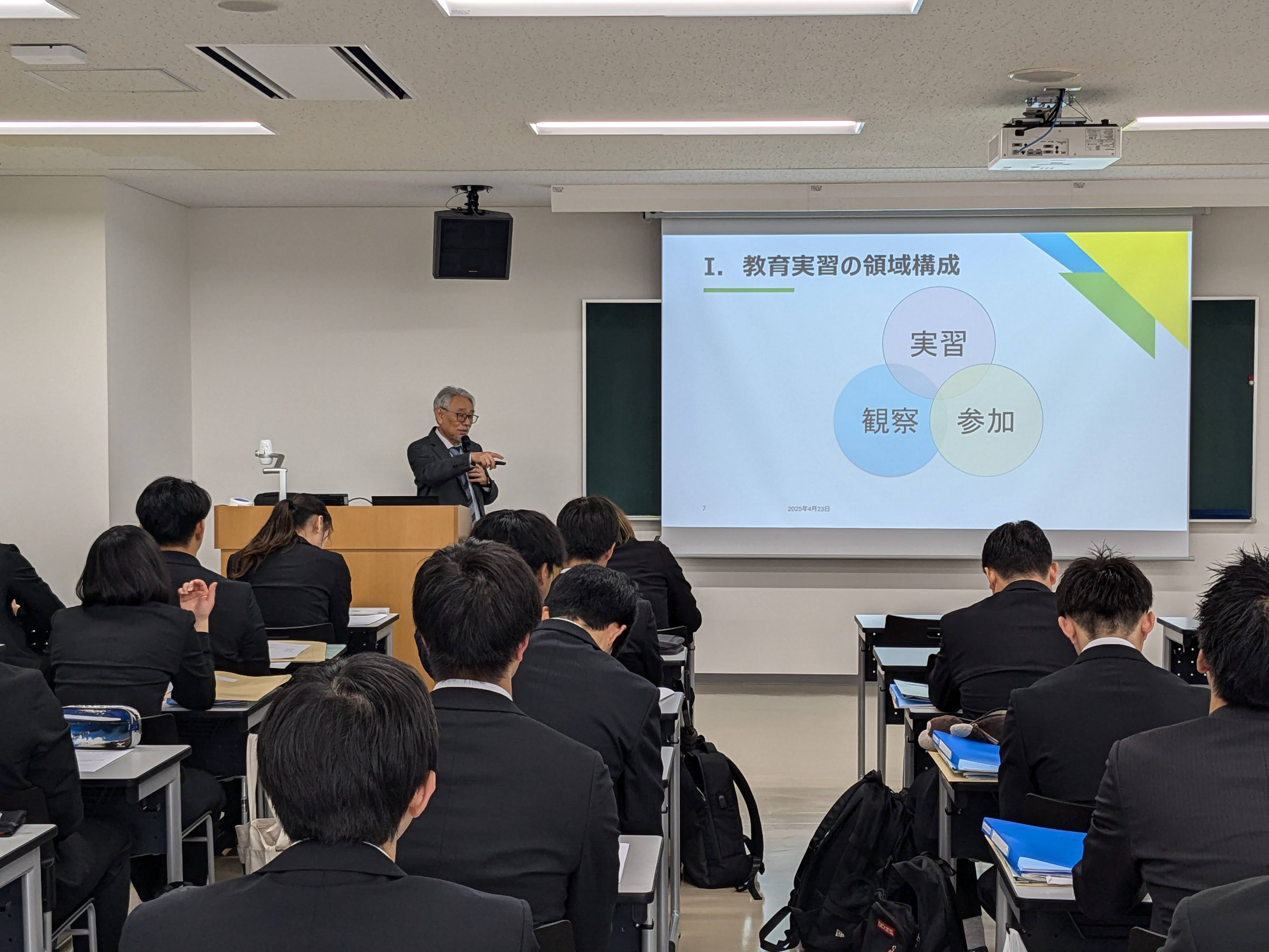 教育実習の意義や心構えについて、谷口先生がお話ししている