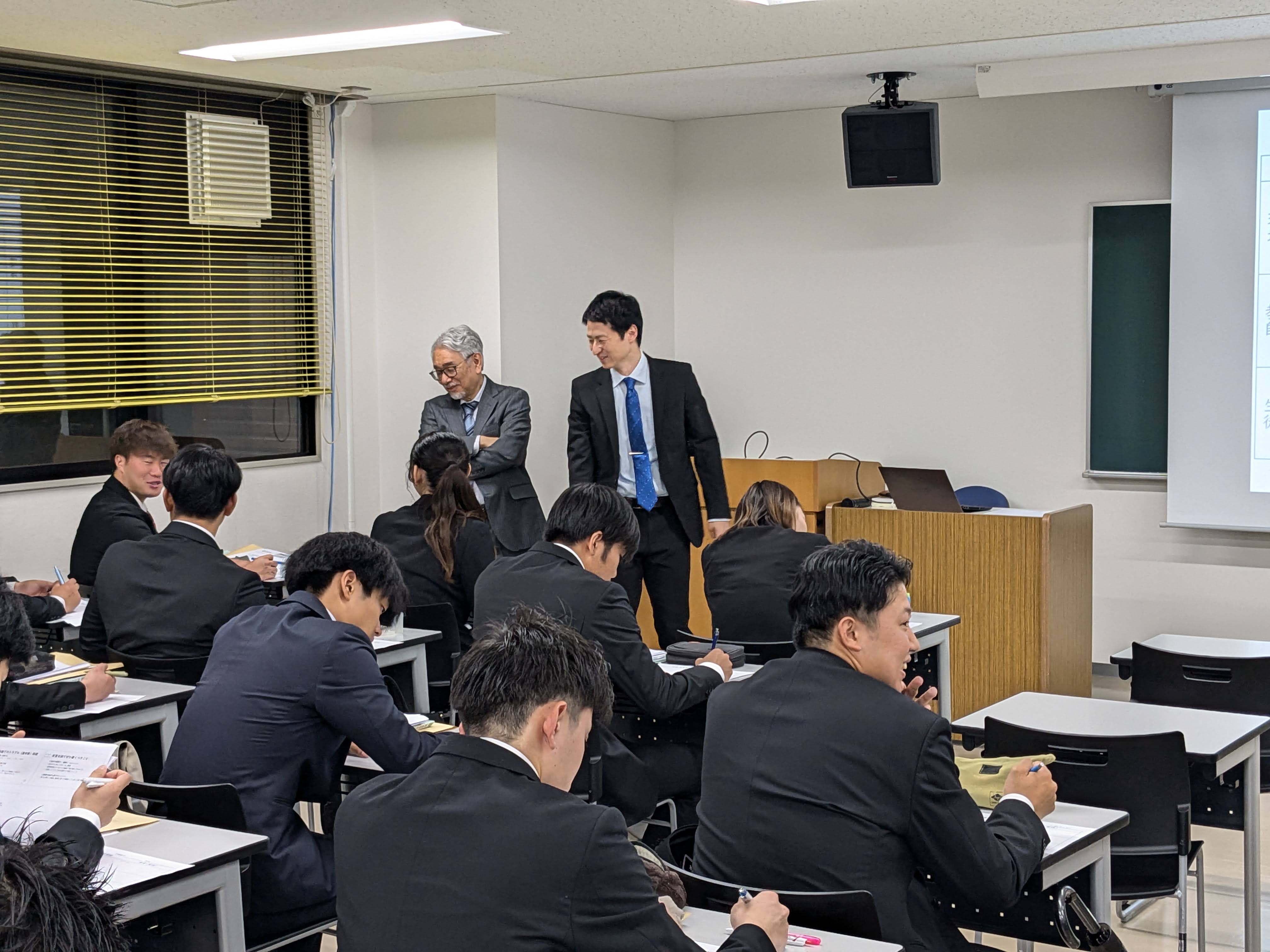 先生たちが学生に向けて道徳教育や授業の観察、実習日誌について説明する