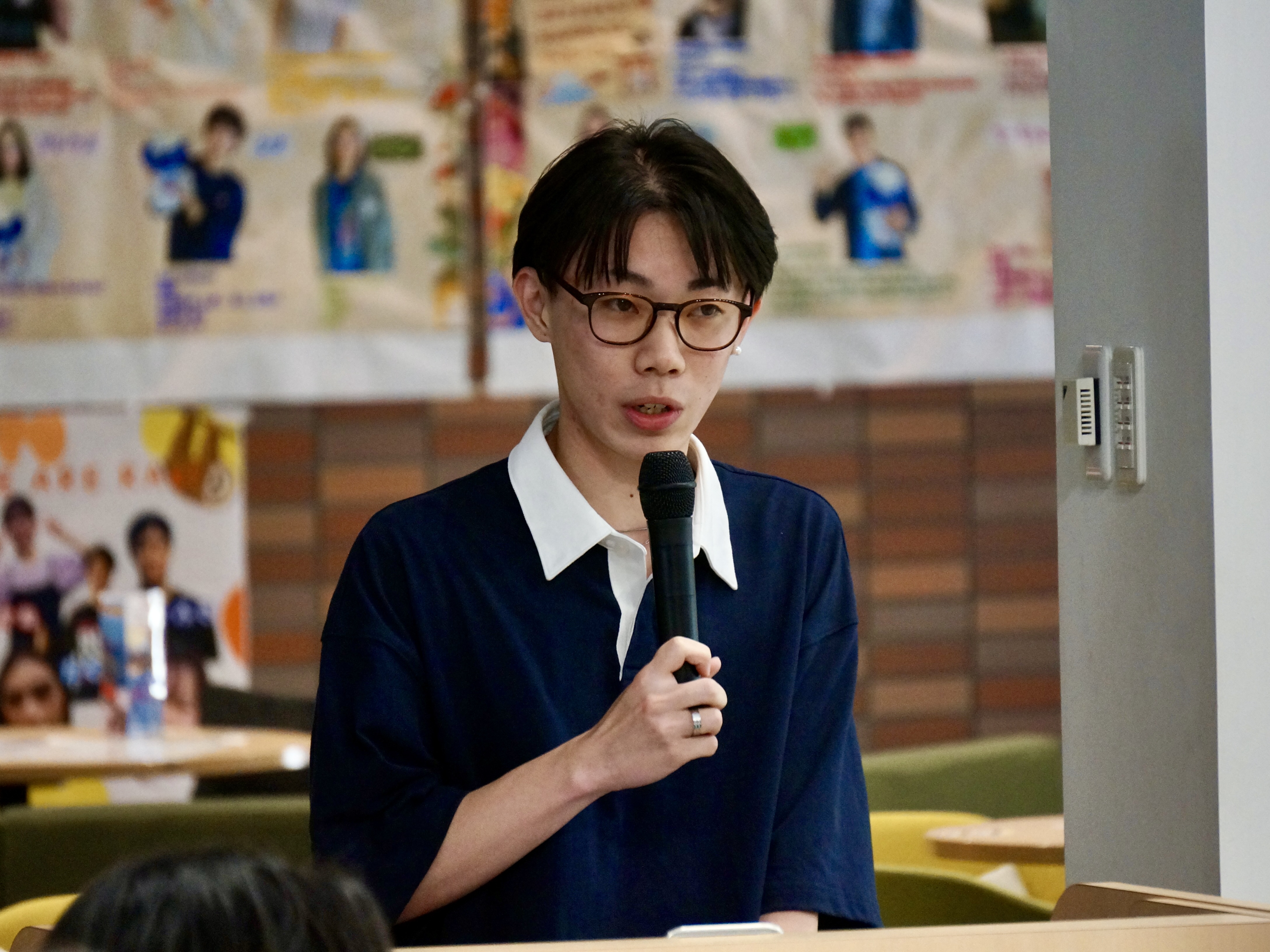 社会連携センターサポーターについて学生が説明している