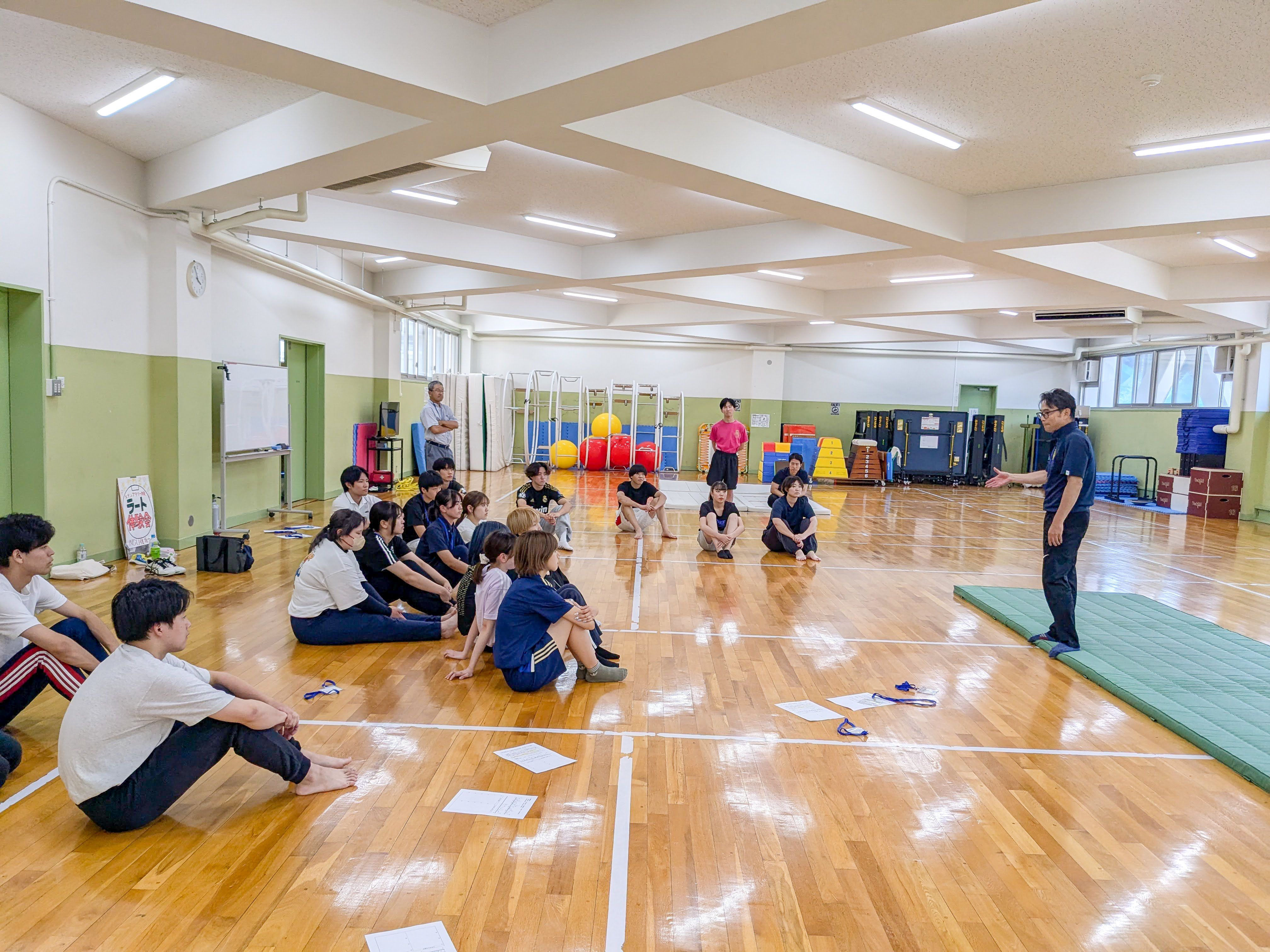 瀬戸キャンパス体育館で、学生たちが丸山先生のお話を聞いている