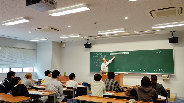 天野先生が「道徳」の模擬授業をしている