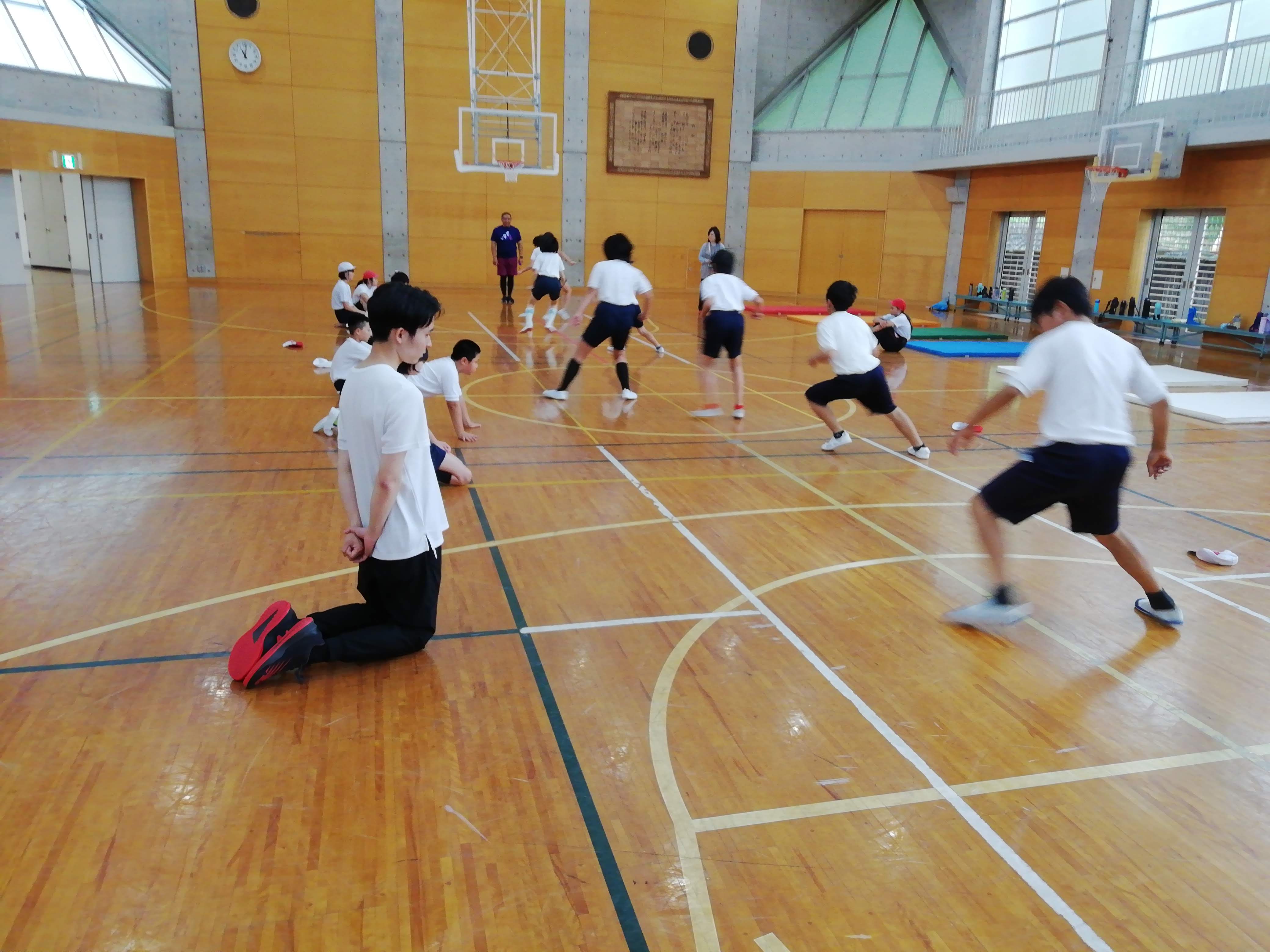 反復横跳びの測定を手伝い