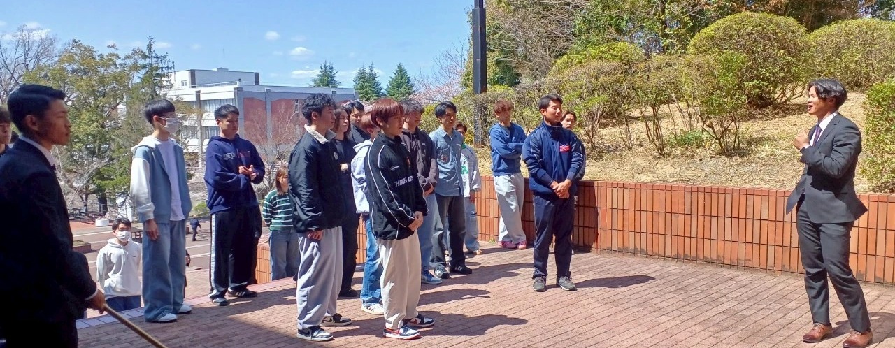 SAが新入生に説明する様子