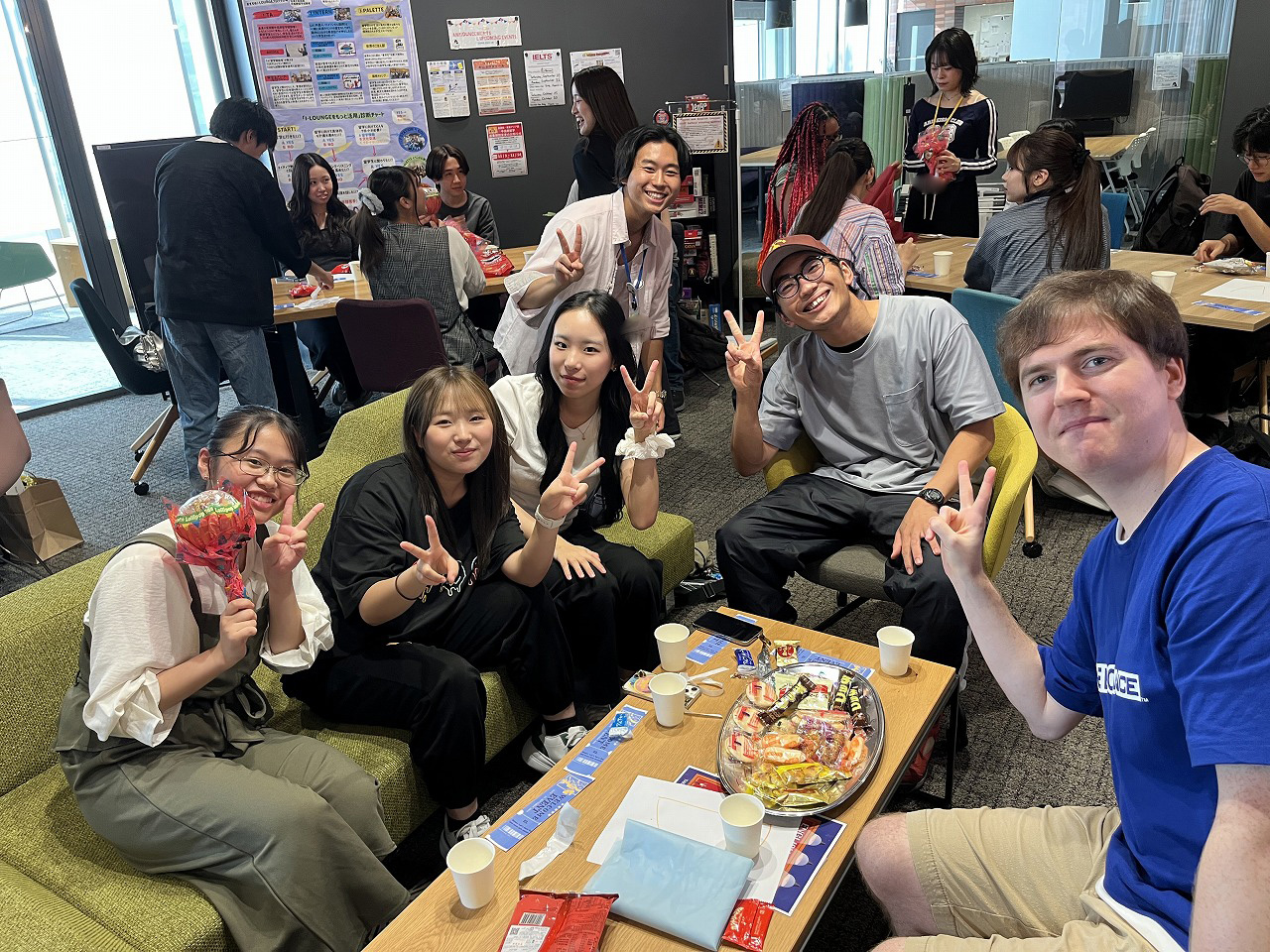 留学生とお話を楽しむ様子