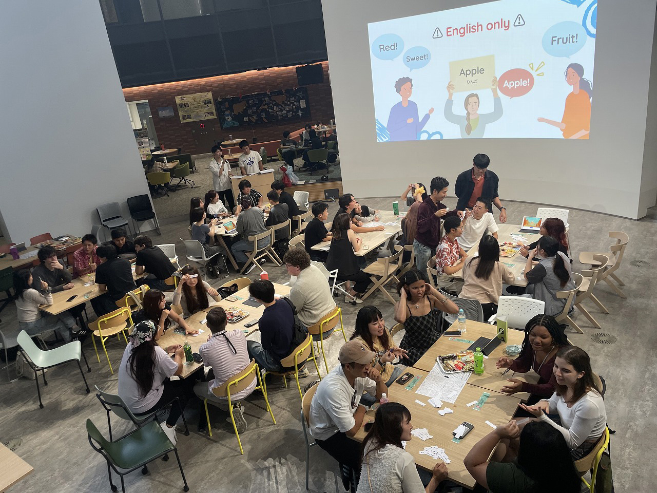 スライドを見ながらゲームの解説を聞いている