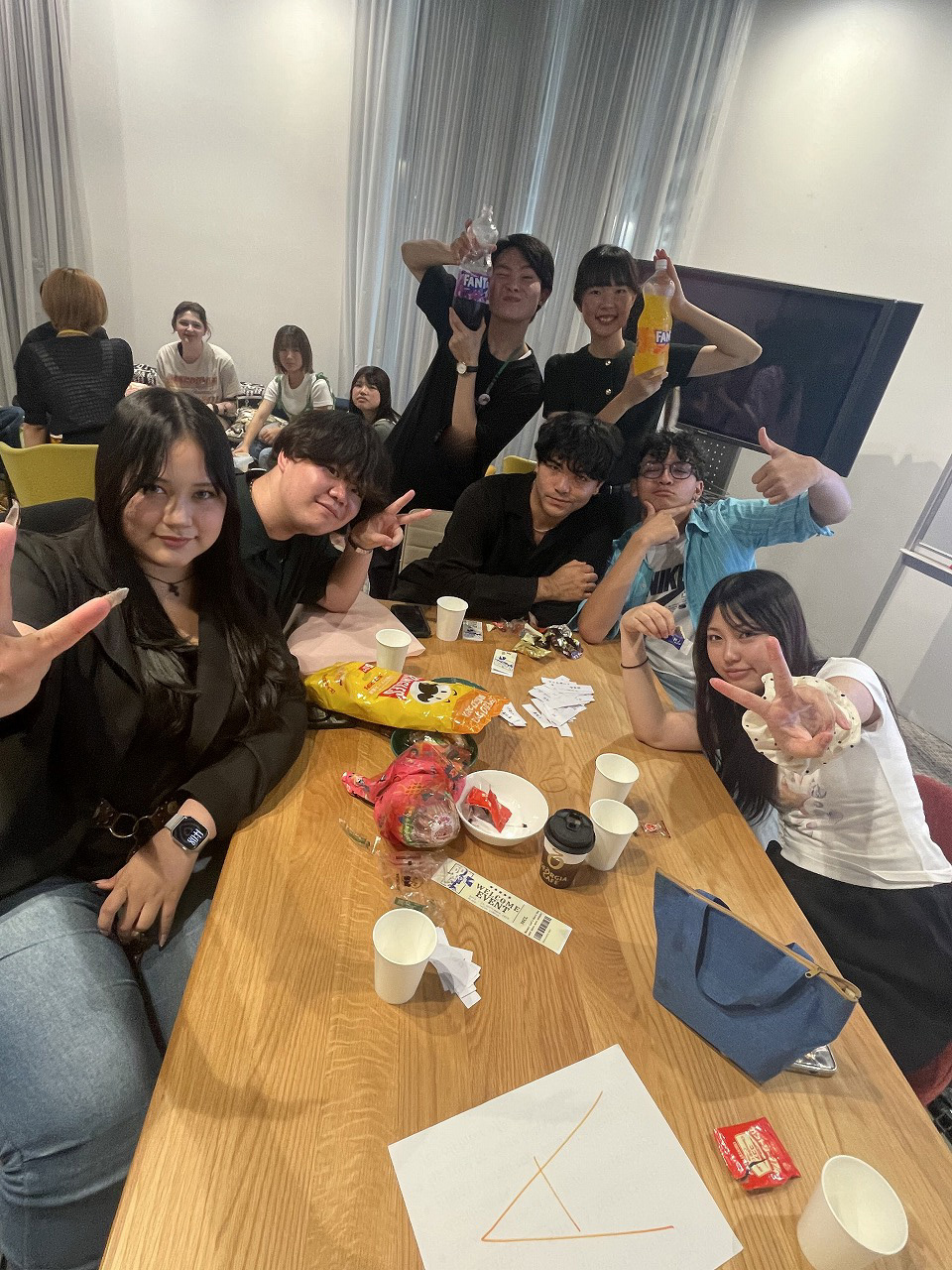 みんなでピースしている写真