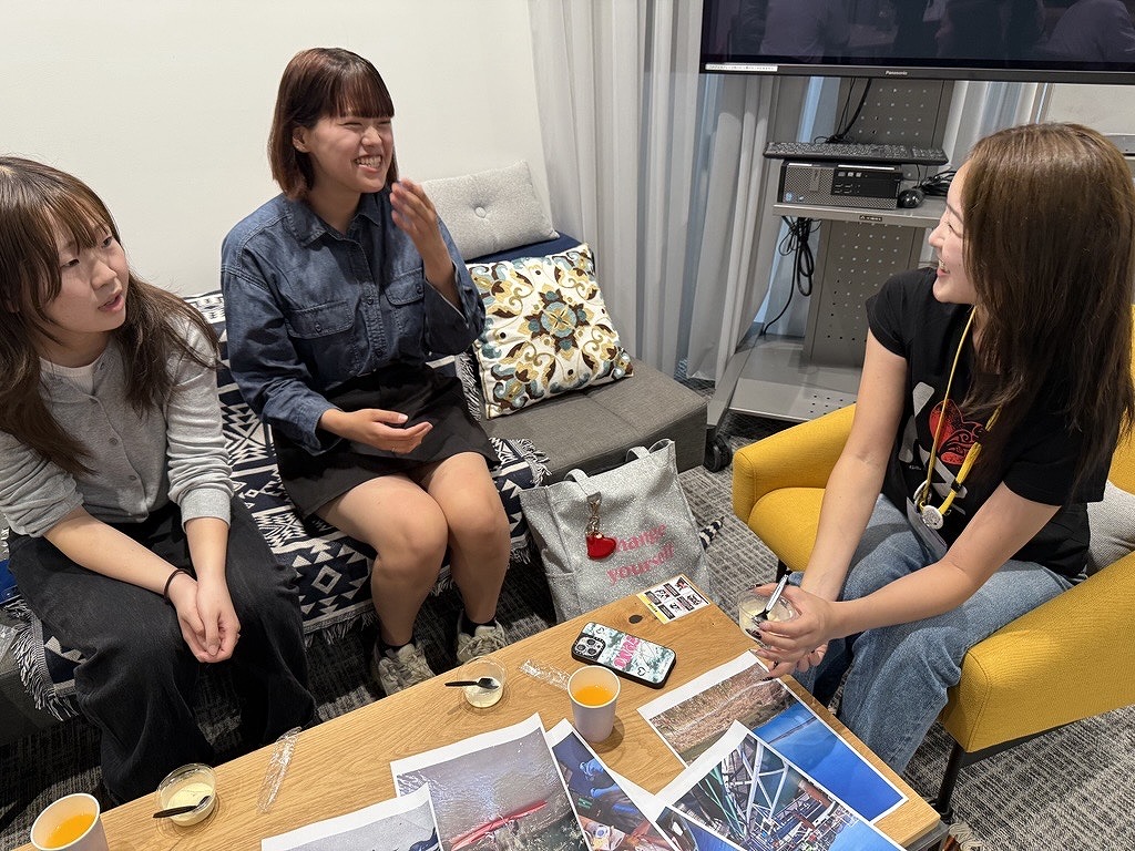 学生スタッフと参加者が会話している