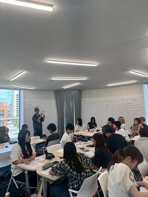 学生スタッフがReadingの解説をしている