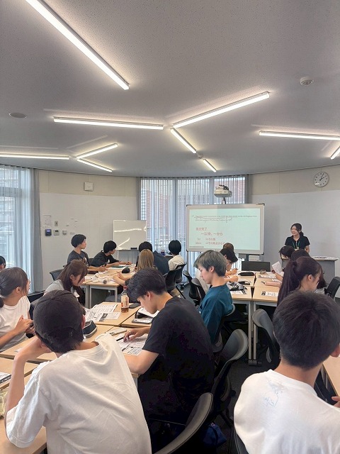 学生スタッフがGrammarの解説をしている