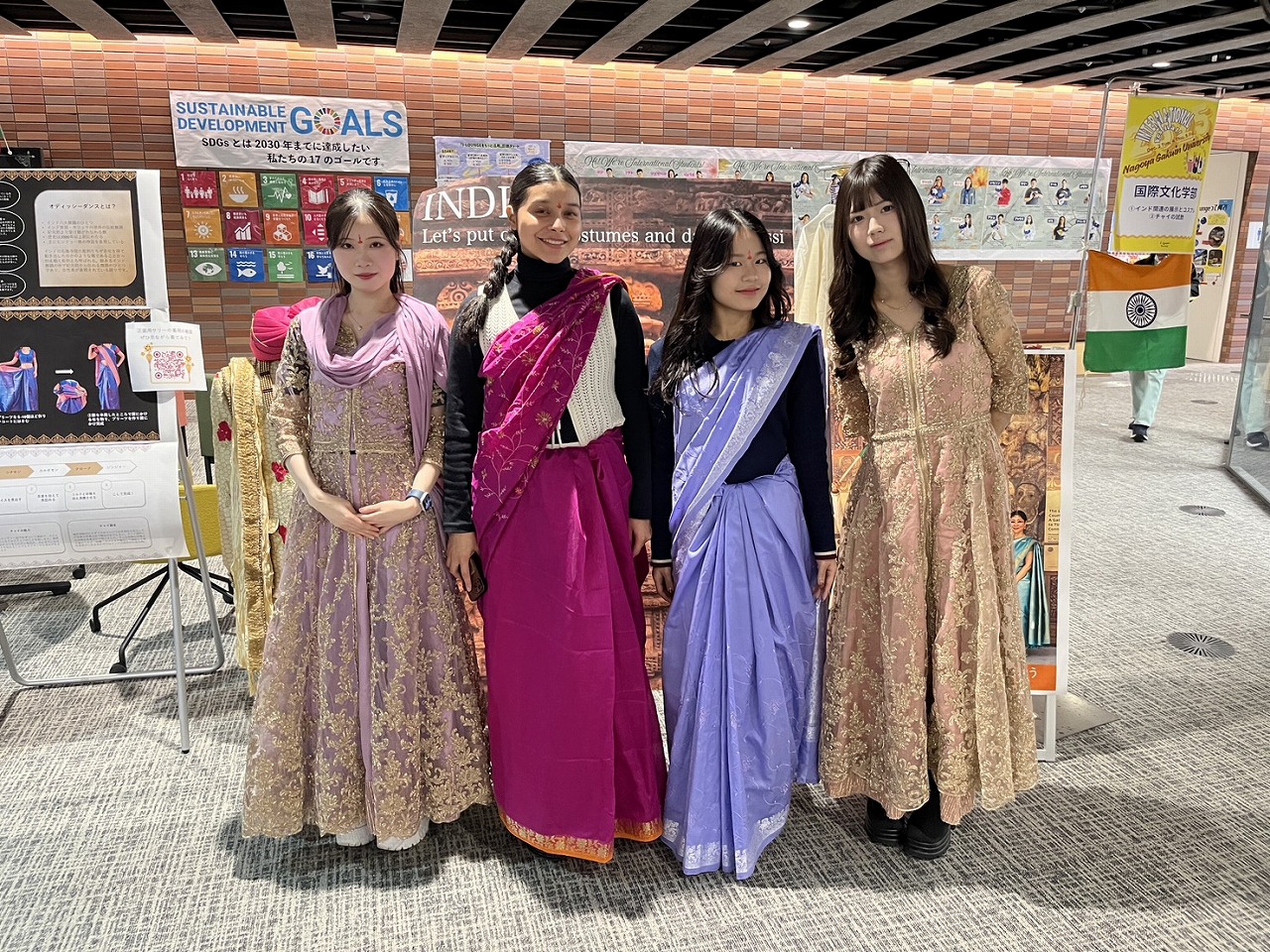 インドネシアの衣装を着た学生