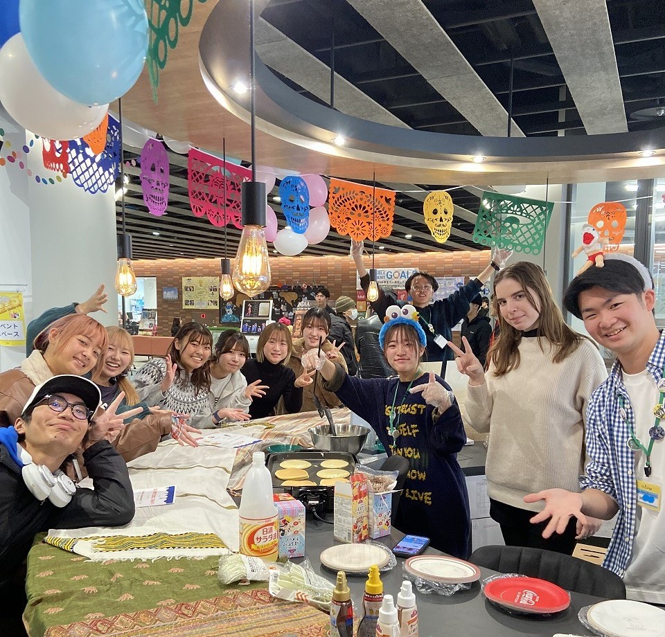 学生スタッフと学部生のカフェの写真