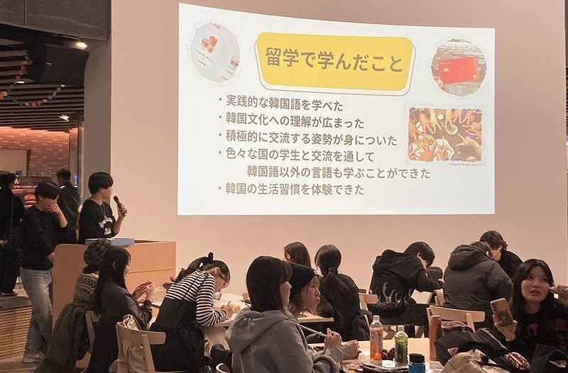 学生が発表している様子