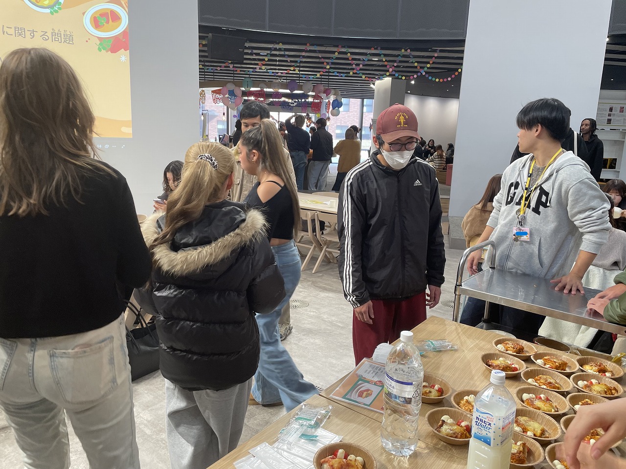 学生がラザニアを作っている様子