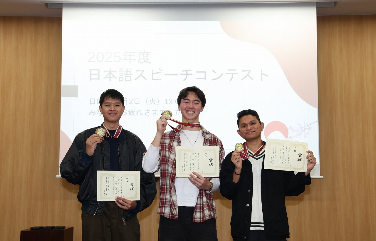 留学生が表彰されている様子