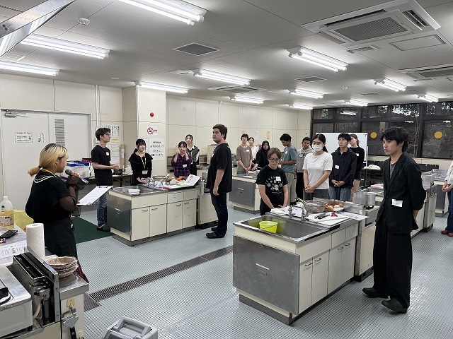 料理の説明を聞いている様子