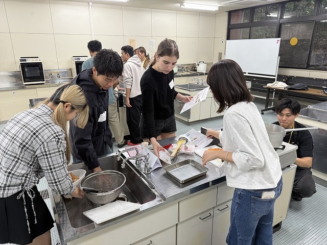 肉じゃがを作っている様子