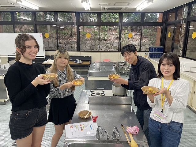 学生と留学生の肉じゃが出来上がり写真