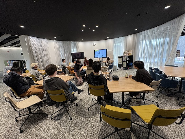 ロシア人留学生が大学紹介中