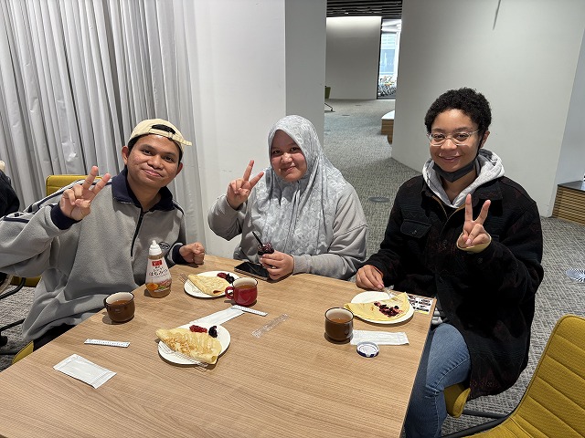 ブリヌイを食べてます。