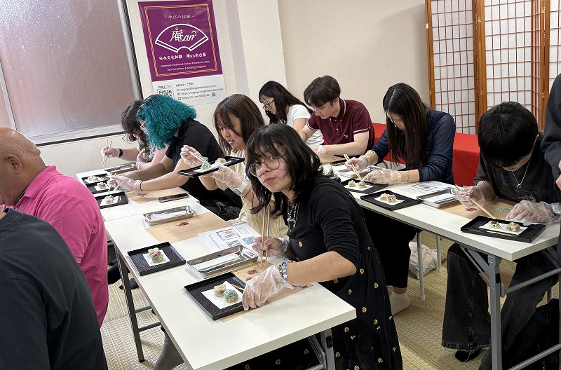 学生が和菓子作りをしている