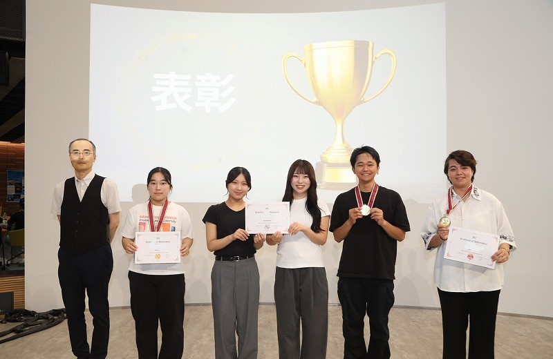 学生が発表している