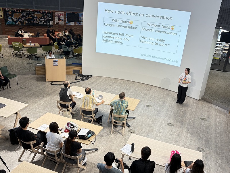 学生が発表している