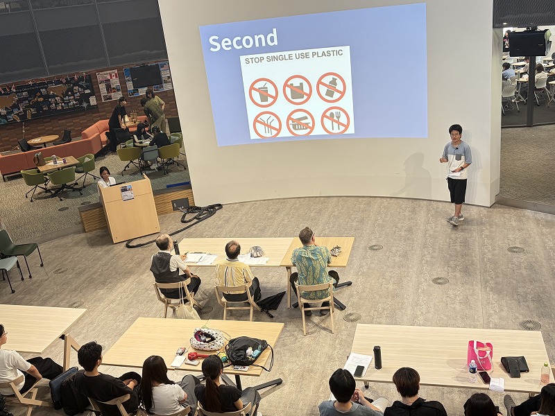 学生が発表している