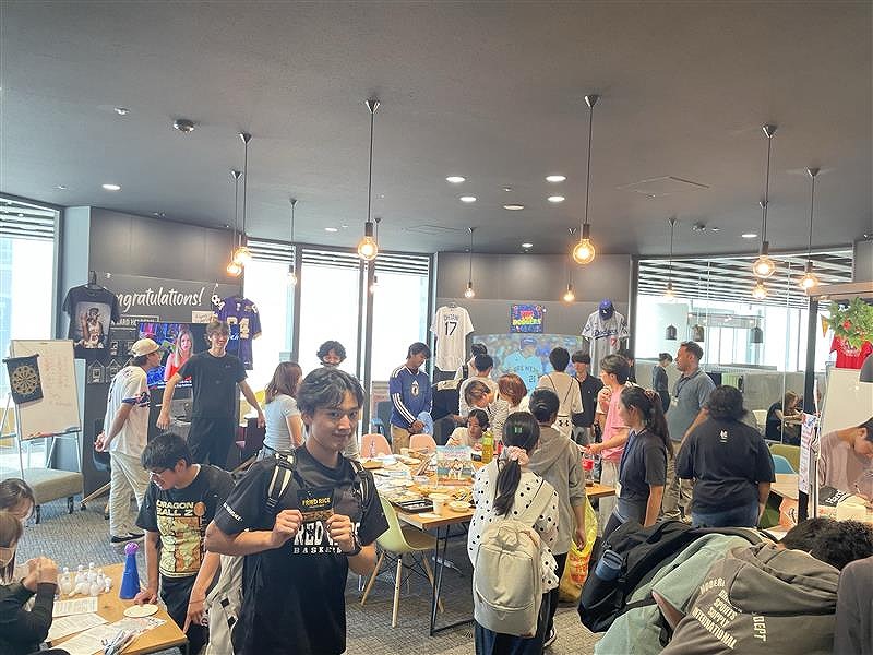 参加者がイベント会場で集まっている