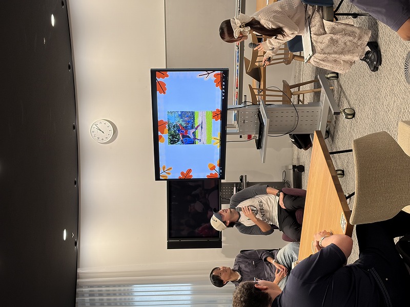 ゲストと司会者がカナダについて説明している様子