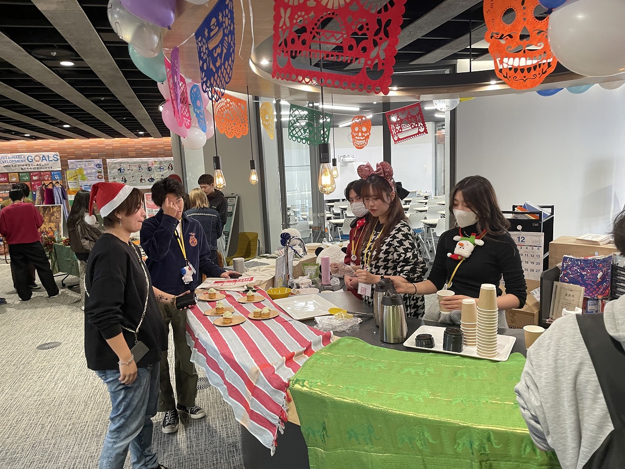 学生がカフェを開いている様子