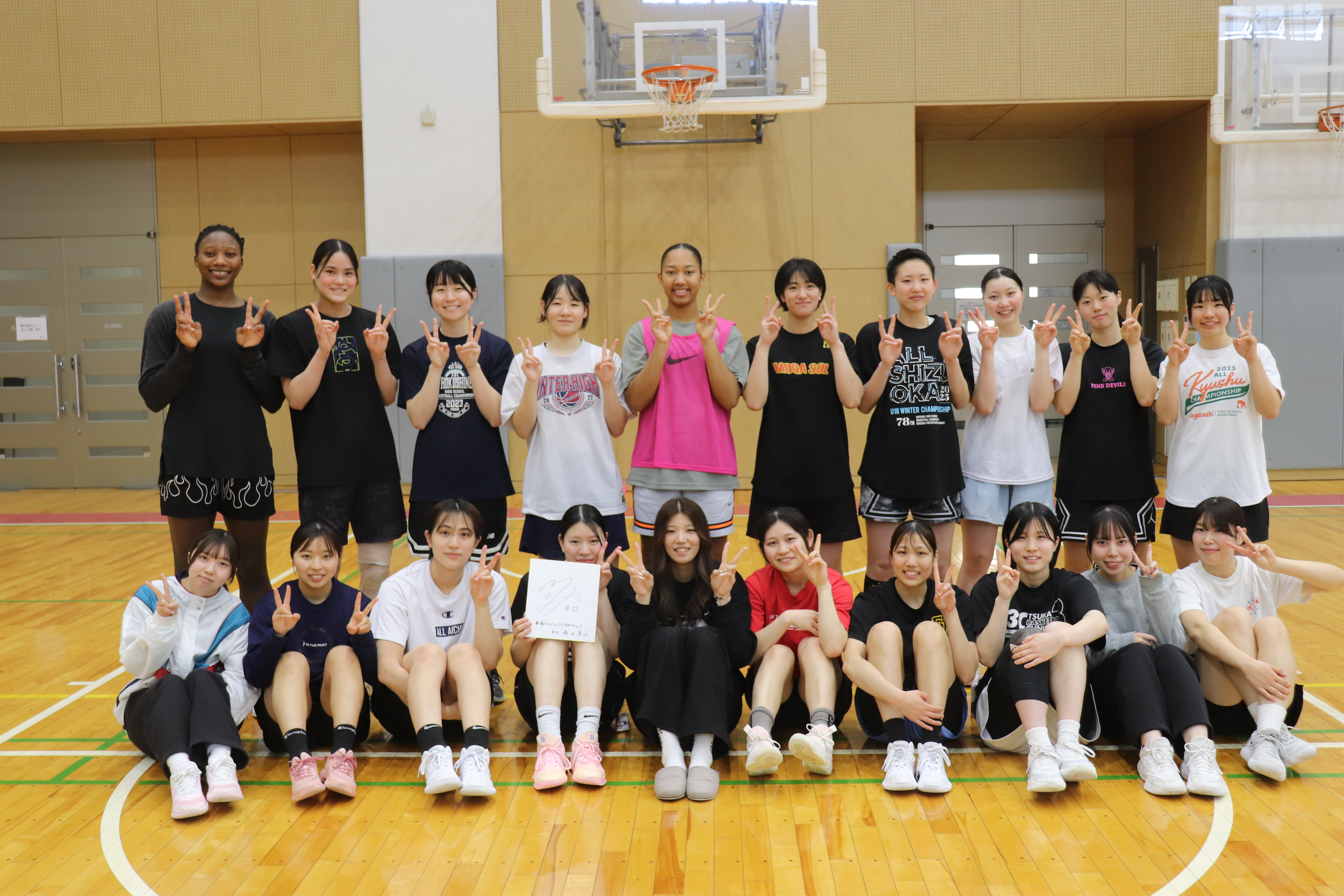 森田選手と女子バスケットボール部の集合写真