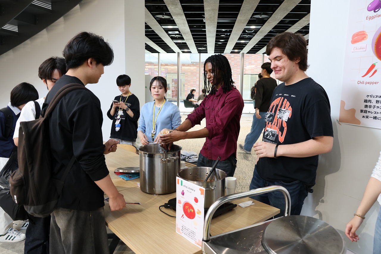 留学生が料理を提供している