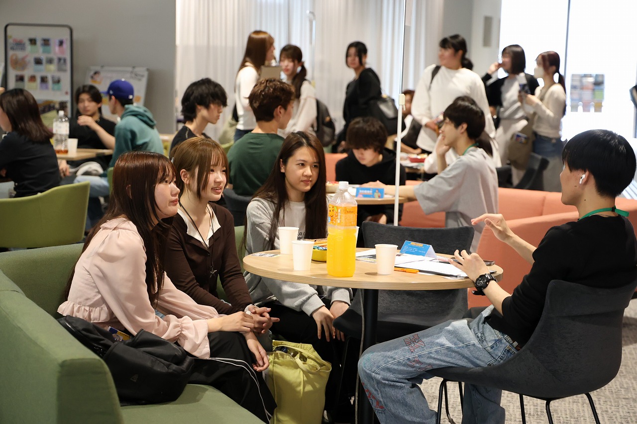 学生が相談している様子