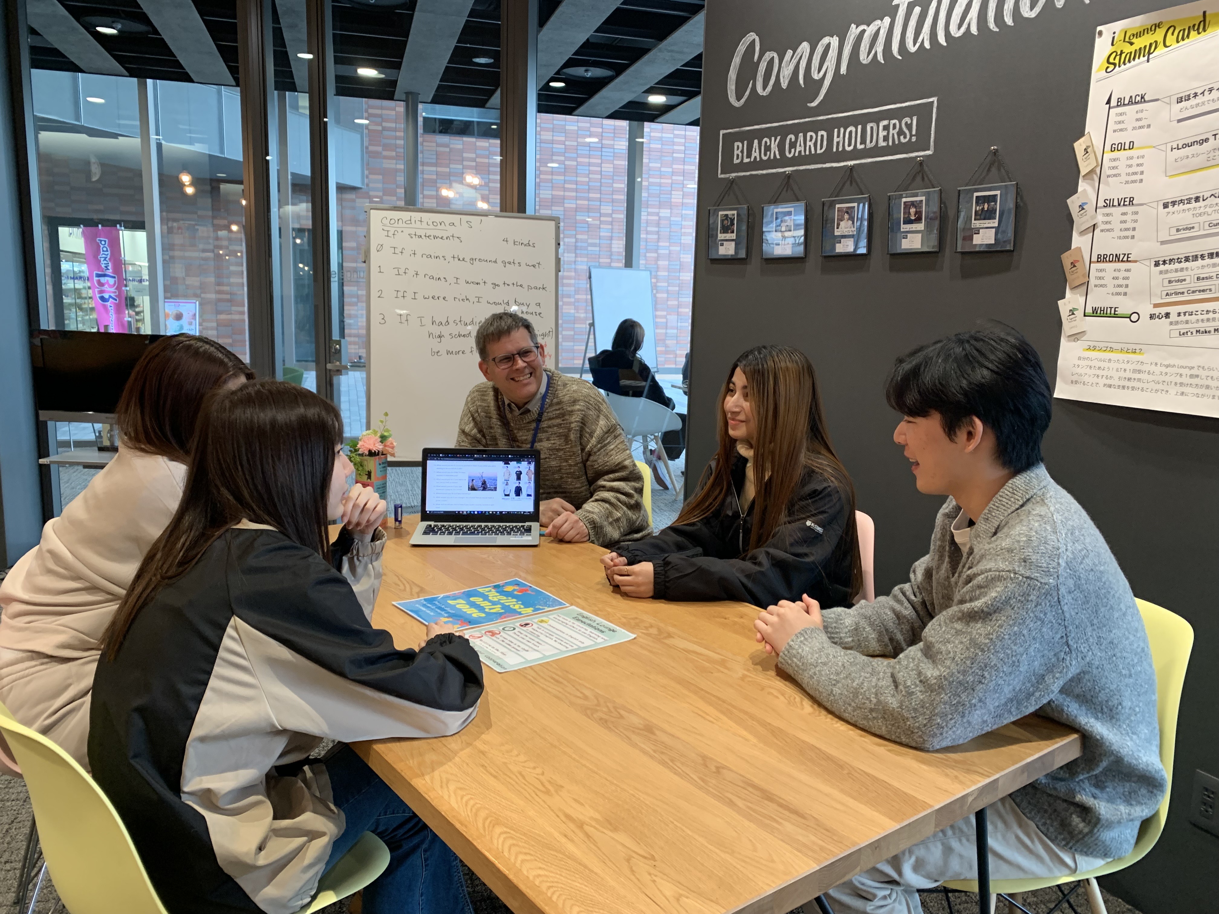 LAの先生が学生に英語指導している